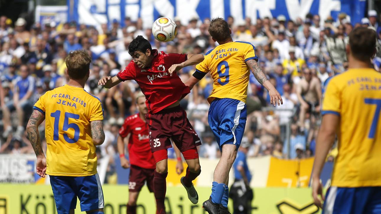 Bus von Viktoria Köln beschmiert