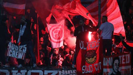 Fans von Fortuna Düsseldorf zünden Pyro
