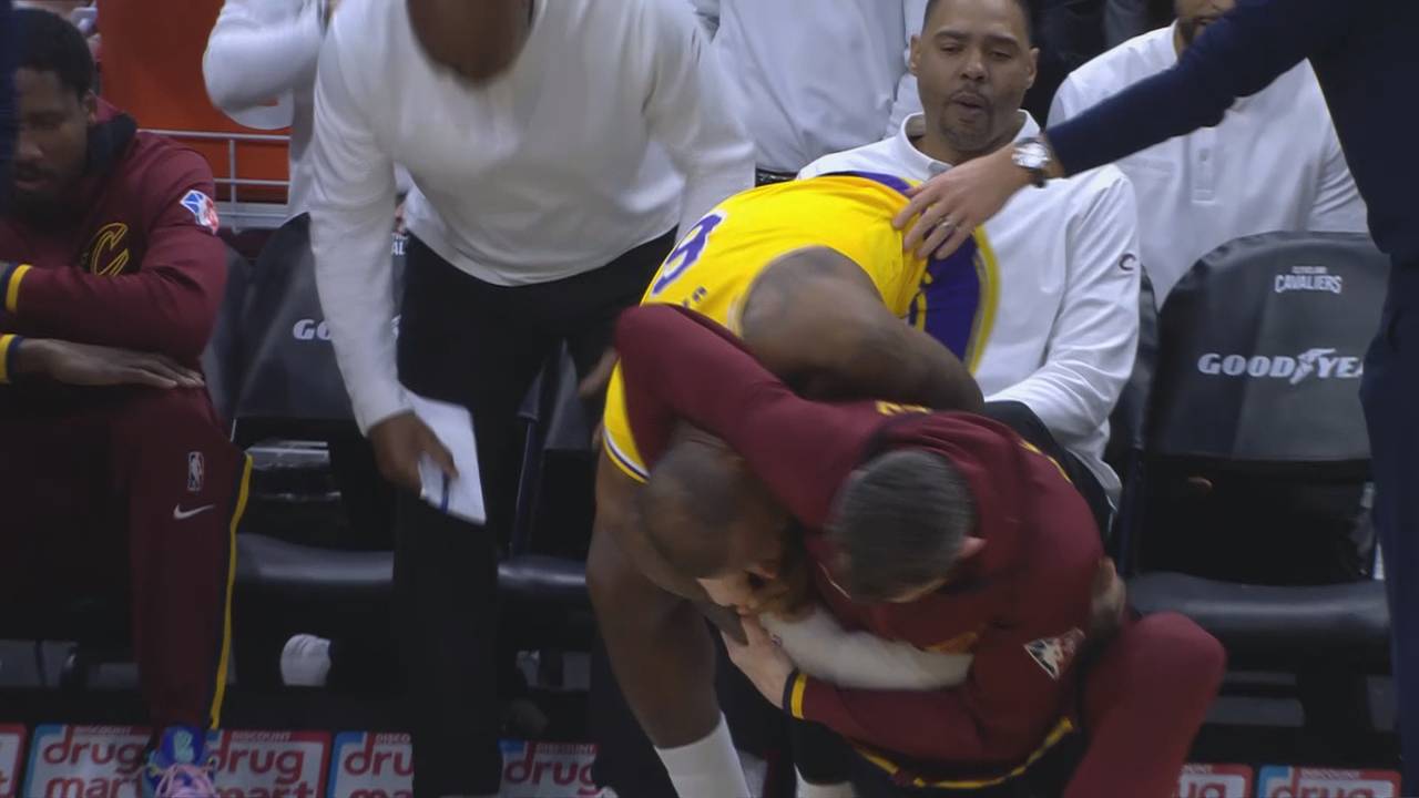 NBA: Triple-Double-Show: Für diese Aktion landet LeBron James im Schwitzkasten