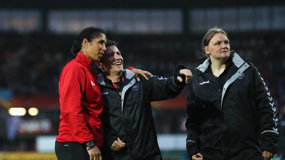 Jones weist die Schiedsrichterin Katalin Kulcsar auf besonders unbespielbare Teile des Spielfelds hin