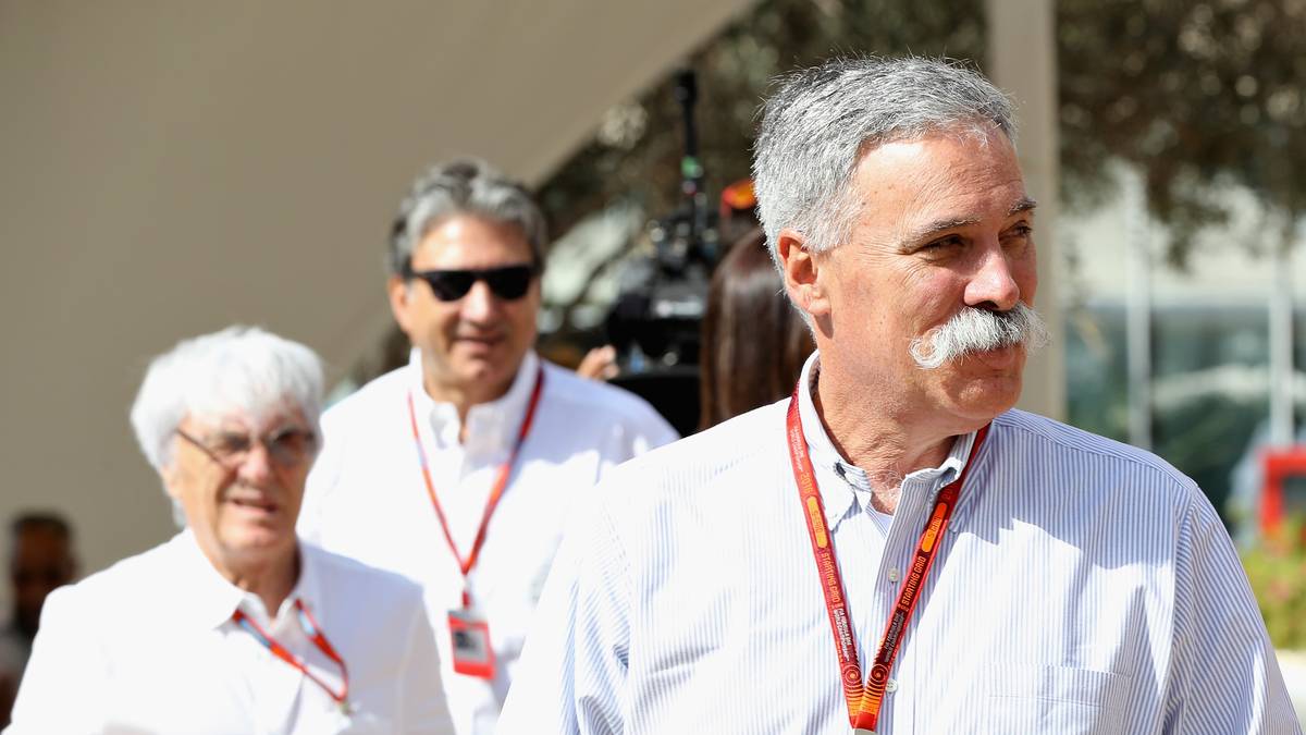 Nach Aussage von Ecclestone übernimmt nun der Amerikaner Chase Carey (r.) die Geschäfte. Der 62-Jährige würde damit in einer Doppelfunktion Präsident und Geschäftsführer der neuen Formel-1-Gesellschaft, die der künftige Eigner Liberty Media gegründet hat