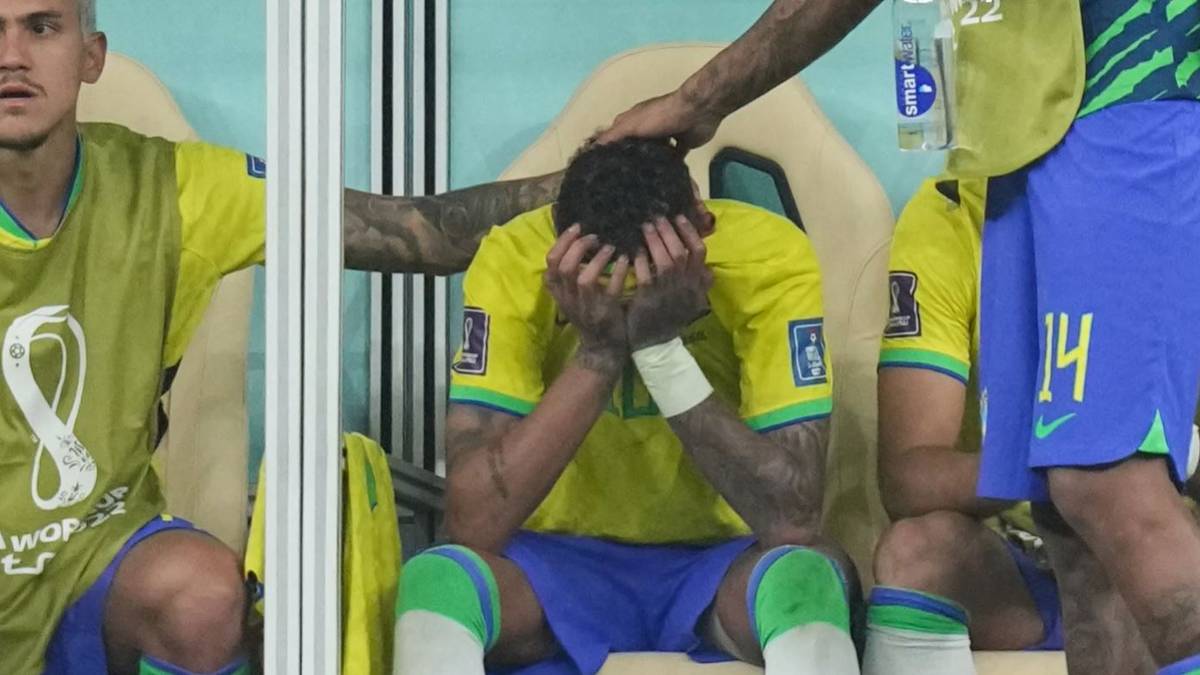 Rekordweltmeister Brasilien hat die Jagd auf den sechsten WM-Titel glanzvoll eröffnet, bangt aber um seinen Superstar. Der weint nach zahlreichen Fouls auf der Bank.