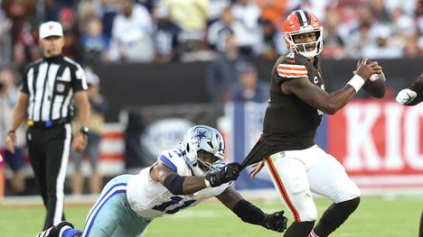 Dallas Cowboys Micah Parsons (11) attempts to bring down Cleveland Browns quarterback Deshaun Watson (4) in the second half at Huntington Bank Field in Cleveland, Ohio on Sunday September 8, 2024. PUBLICATIONxINxGERxSUIxAUTxHUNxONLY CLE20240908122 AARONxJOSEFCZYK