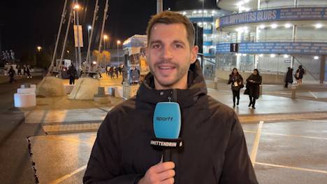 SPORT1-Reporter Manfred Sedlbauer macht in den Katakomben des Etihad Stadiums von Manchester City eine interessante Beobachtung bei Emre Can. 
