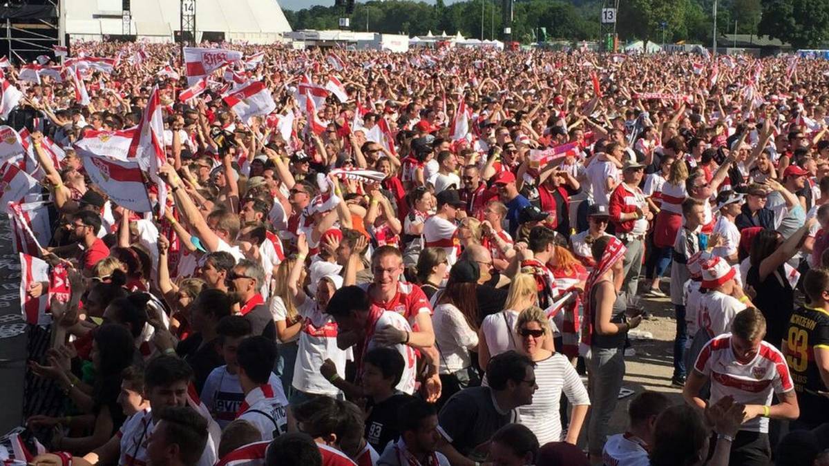 Die Fans wollen dort auf ihre Helden warten