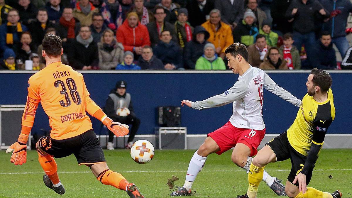 "Bild": Dortmunds Ösi-Debakel ist perfekt! Trainer Peter Stöger fliegt ausgerechnet in seiner österreichischen Heimat mit dem BVB aus der Europa League. Ein Argument für eine Vertragsverlängerung von Stöger über den Sommer hinaus ist der Euro-K.o. ganz sicher nicht! Hin­ten wa­ckelt der Bun­des­li­ga-Drit­te wie ein Boxer nach einem Schlag-Ha­gel. Nach vorn läuft über­haupt nichts zu­sam­men