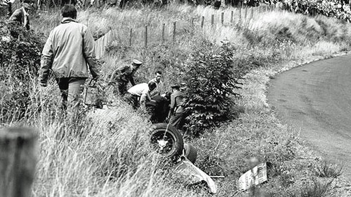 Schwere Unfälle gehören seit Beginn an zum Nürburgring. 1970 haben die Formel-1-Fahrer, angeführt von Jochen Rindt, genug: "Was hat sich in den letzten Jahren am Nürburgring geändert? Nichts, nur die Bäume wurden dicker." Erst durch Abtragen der Sprunghügel und Begradigung der Senken wird das "Heiligtum" Nürburgring wieder sicherer und Formel-1-tauglicher