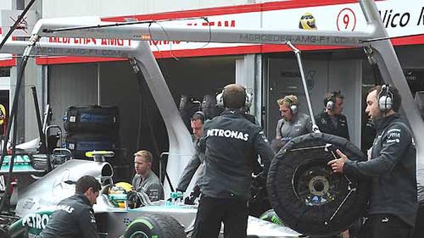 Am Donnerstag wird es ernst für Mercedes. Dann muss sich das Team um Nico Rosberg vor dem International Tribunal des Weltverbandes FIA wegen der Testaffäre verantworten. Den Silberpfeilen und Pirelli wird vorgeworfen, illegal Reifen getestet zu haben. Die Affäre ist aber längst nicht der erste und der größte Skandal in der Formel 1. SPORT1 blickt zurück