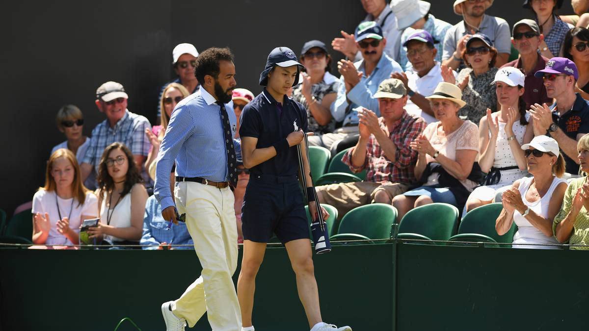 Während der wird es einem Balljungen zu heiß. Schiedsrichter Kader Nouni führt ihn vom Platz, wo er sich erholen kann
