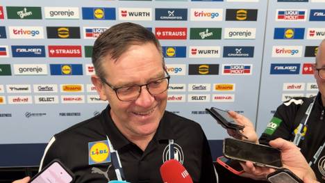 Bundestrainer Alfred Gislason verrät nach dem Final-Einzug des DHB-Teams, dass ihm TV-Experte Jogi Bitter scherzhaft einen Buzzer geschenkt hat. Der DHB-Coach scherzt.