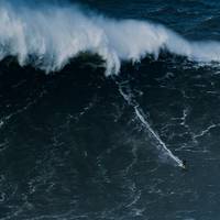Weltrekord gebrochen! Deutscher surft höchste Welle der Geschichte