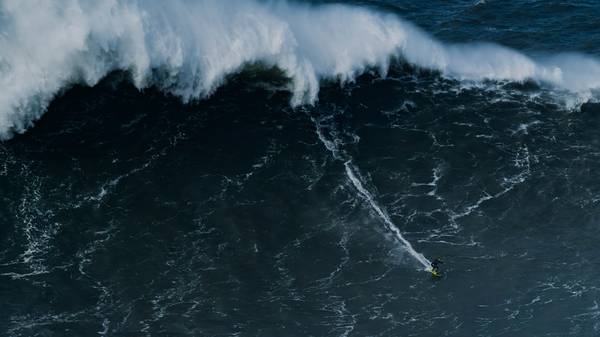 Weltrekord gebrochen! Deutscher surft höchste Welle der Geschichte