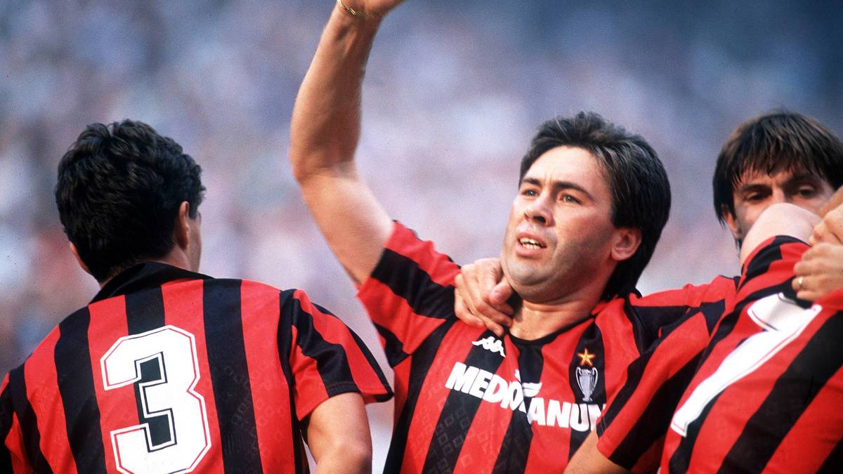 DIE SPIELERKARRIERE: Sie begann 1976 beim AC Parma, Ancelotti entwickelte sich zur Mittelfeld-Autorität von Weltrang und zur Säule der spielstärksten Mannschaft ihrer Zeit. Mit dem AC Mailand gewann er 1989 und 1990 zweimal den Europapokal der Landesmeister und den Weltpokal, an der Seite von Frank Rijkaard, Ruud Gullit und Marco van Basten