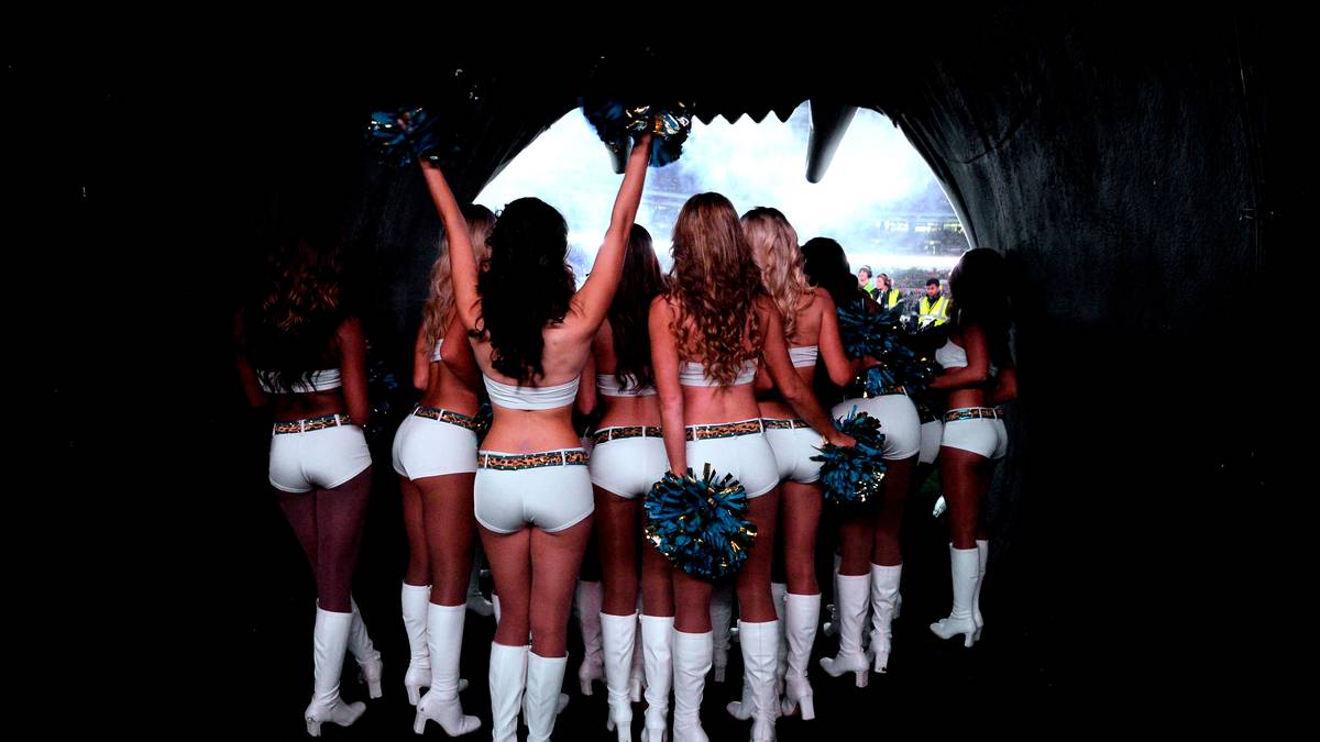 Sie machen die Pausen während einer NFL-Partie erträglich und ansehlich. Hereinspaziert in die weite, bezaubernde Welt der NFL-Cheerleader. SPORT1 zeigt die schönsten Bilder