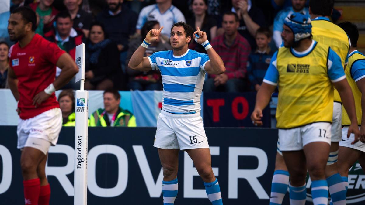Joaquin Tuculet punktet und lässt sich feiern.  Zur Halbzeit führen die Argentinier mit 20:13