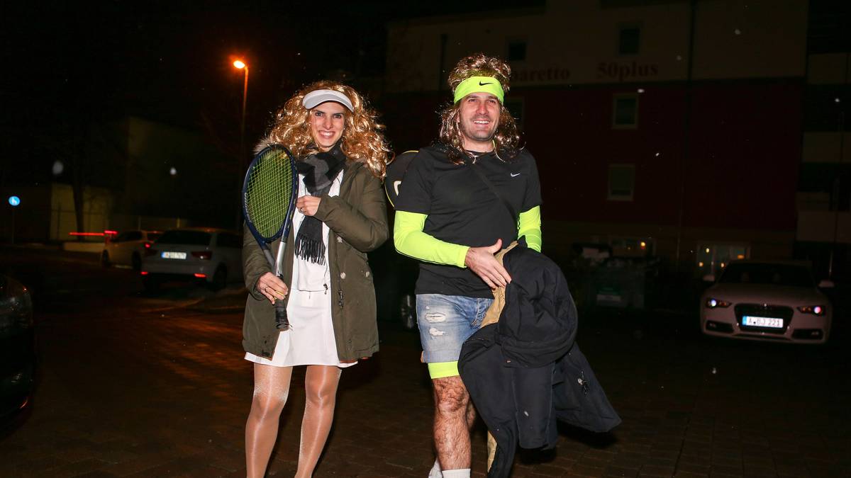 Weihnachtsfeier beim FC Augsburg? Das klingt erst einmal wenig glamourös. Doch bei der Party des FCA unter dem Motto "Helden deiner Jugend" konnten sich die Gäste - und vor allem deren Verkleidungen - durchaus sehen lassen. Hier zeigt sich Trainer Manuel Baum mit seiner Frau Miriam als Tennis-Traumpaar Andre Agassi und Steffi Graf. Doch auch andere Gäste ließen sich etwas einfallen. SPORT1 hat die besten Bilder