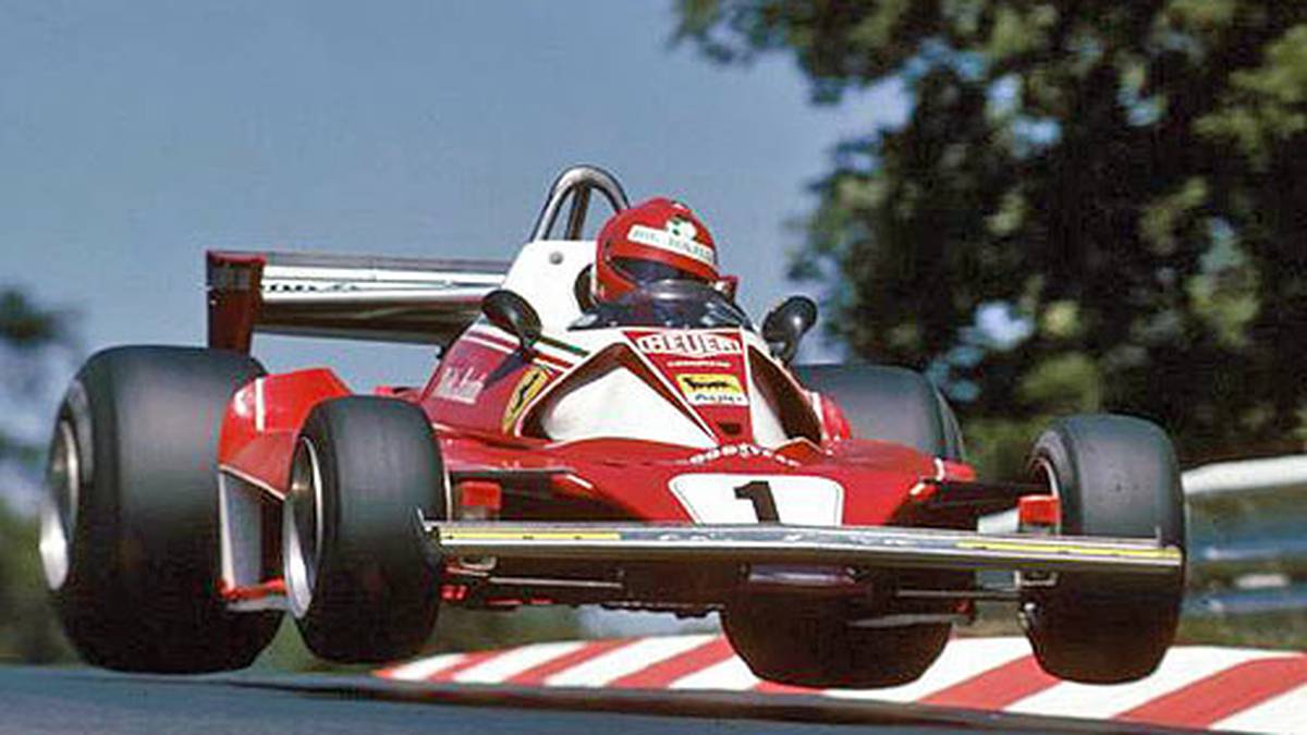 Der Österreicher verliert in einem Linksknick die Kontrolle über seinen Ferrari. Dieser prallt rechts gegen eine Felswand, dreht sich und geht in Flammen auf. Bei dem Aufprall verliert der amtierende Weltmeister seinen Helm und wird bewusstlos. Nach über 30 Sekunden können Fahrerkollegen ihn aus dem noch brennenden Ferrari ziehen