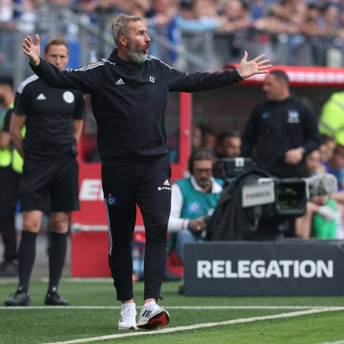 Trotz der verpassten Bundesliga-Rückkehr setzt der Hamburger SV wohl auch in der kommenden Saison auf die Dienste von Trainer Tim Walter.