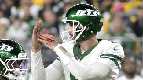 New York Jets quarterback Aaron Rodgers (8) calls for a time off during the third quarter of the Pittsburgh Steelers 37-15 win against the New York Jets at Acrisure Stadium on Sunday, October 20, 2024 in Pittsburgh. PUBLICATIONxINxGERxSUIxAUTxHUNxONLY PIT2024102021 ARCHIExCARPENTER