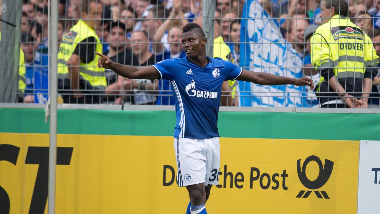 Embolo trifft bei Schalke-Pflichtsieg