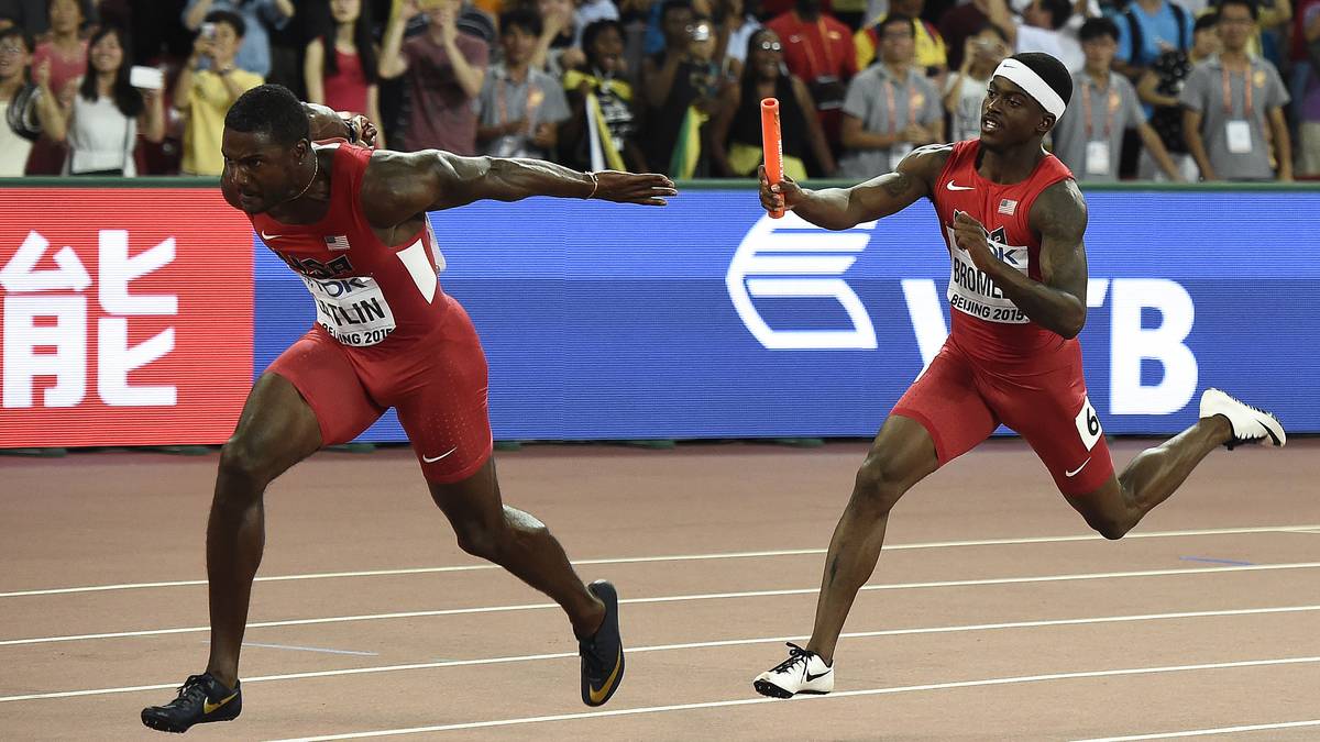 Diesmal laufen Gatlin und Bolt aber nicht direkt gegeneinander. Der Amerikaner (l.) läuft an zweiter Stelle - weil es die längste Strecke ist. Es nützt nichts...