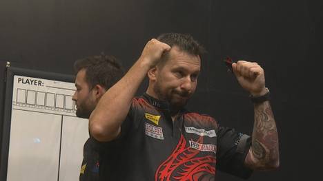 Jonny Clayton schlägt in der zweiten Runde der German Open im walisischen Duell Jim Williams mit 6:4 und muss nun gegen Weltmeister Peter Wright ran.