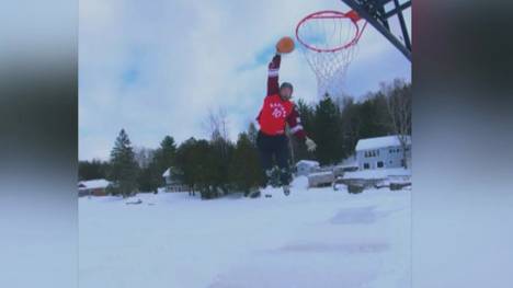 Robin Worling ist als Ice-Crosser gefrorenen Untergrund gewohnt - in seinem neuesten Video setzt der Extremsportler neue Maßstäbe: Mit Schlittschuhen am Fuß fliegt er zum Dunk des Jahres.