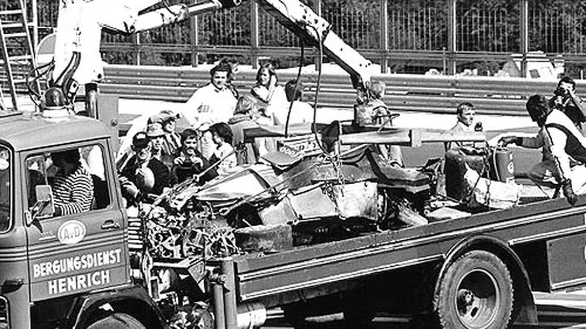 Über 200 Liter Sprit entzünden sich. Lauda trägt schwere Brandverletzungen davon, fährt aber nach 42 Tagen bereits wieder Rennen. Am Ende verliert der vor wenigen Monaten gestorbene Österreicher die Weltmeisterschaft mit einem Punkt