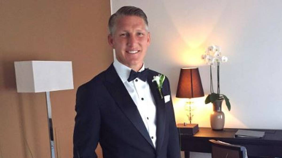 Früh am Abend präsentiert sich Schweinsteiger noch im Hotelzimmer im eleganten Anzug. "It's time", schreibt der 31-Jährige samt Herz dazu auf Twitter