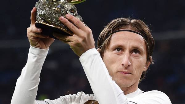MADRID, SPAIN - DECEMBER 15:  Luka Modric of Real Madrid presents his Ballon d'Or Trophy to the crowd prior to the La Liga match between Real Madrid CF and Rayo Vallecano de Madrid at Estadio Santiago Bernabeu on December 15, 2018 in Madrid, Spain.  (Photo by Denis Doyle/Getty Images)