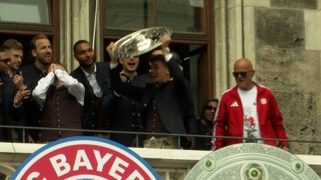 Bei der Meisterfeier des FC Bayern unterläuft Tom Bischof ein kleiner Fauxpas, der bei seinen Teamkollegen für großes Gelächter sorgt. 