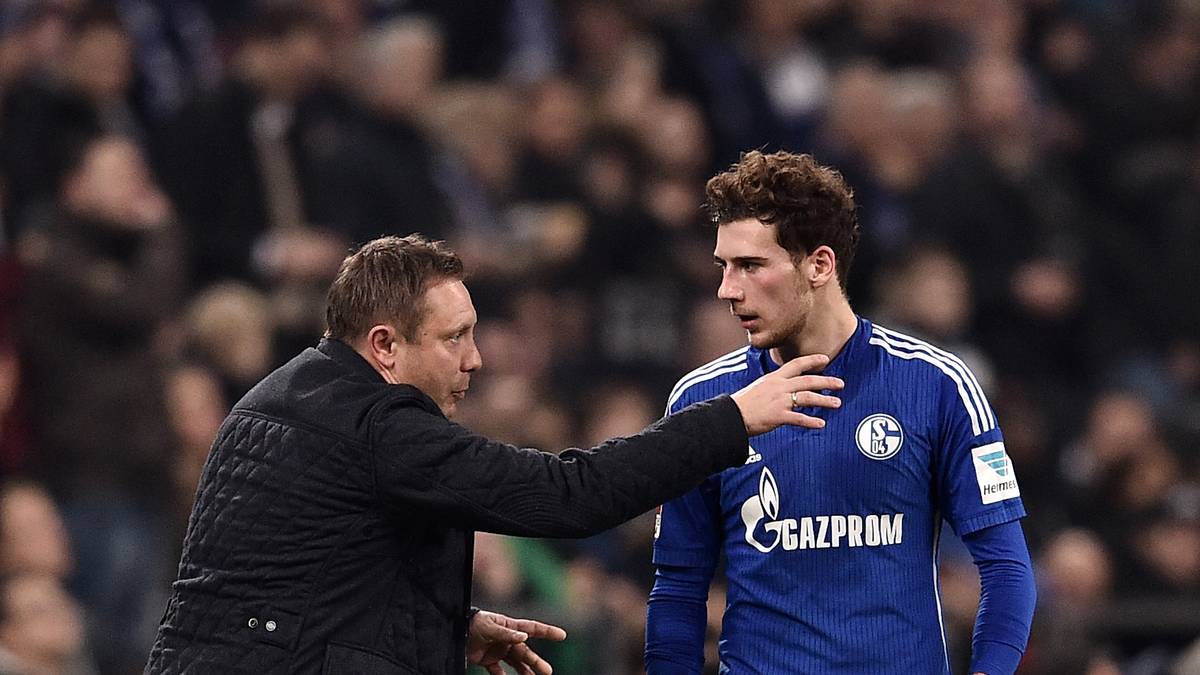 So ganz zufrieden ist Trainer Andre Breitenreiter mit dem Auftritt seiner Mannschaft offenbar trotzdem nicht: Leon Goretzka holt sich noch ein paar Anweisungen seines Trainers ab