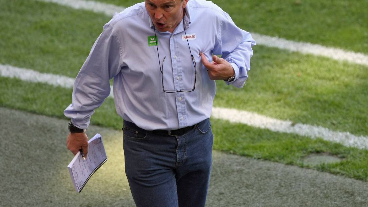 Auch unter Ewald Lienen kommen die 60er nicht aus dem Mittelfeld der Zweiten Liga raus. Der jetzige St.-Pauli-Trainer darf zumindest bis zum Ende der Saison 2009/10 weitermachen, verabschiedet sich danach zu Olympiakos Piräus