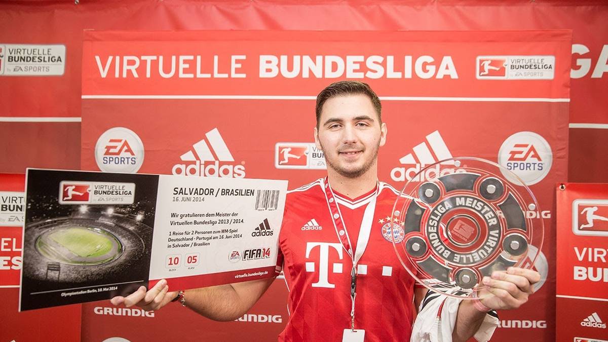 Neben der Schale gab es eine Reise zu einem WM-Spiel der deutschen Nationalmannschaft nach Brasilien. Jahic musste versprechen, ein paar Bilder im Deutschland-Trikot von vor Ort zu schicken.