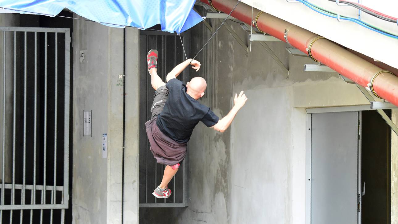 Ungarischer Chaot stürzt von Tribüne