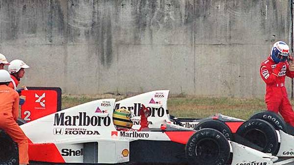 1989: Beim Japan-GP kommt es zum Crash zwischen den beiden McLaren-Honda-Piloten Ayrton Senna und Alain Prost. Während für den Franzosen das Rennen beendet ist, kämpft sich der Brasilianer zurück und gewinnt. Doch er wird für die Kollision verantwortlich gemacht und disqualifiziert - eine krasse Fehlentscheidung zu Gunsten von Prost