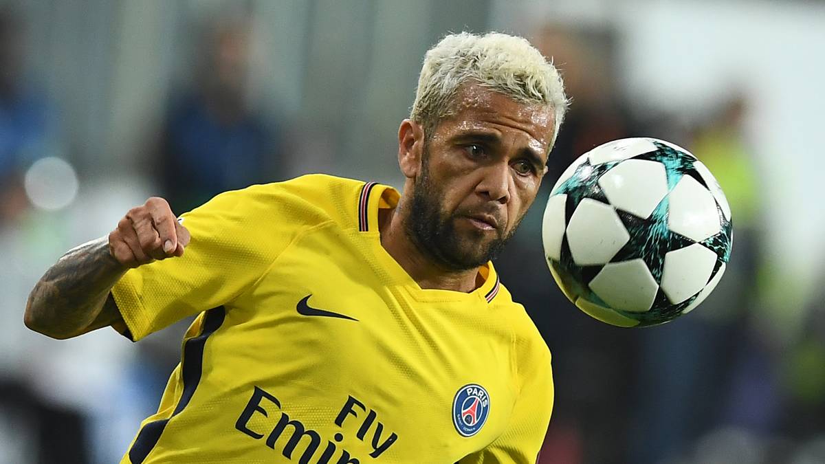 Platz 3: Dani Alves (32/Paris Saint-Germain): Nach acht erfolgreichen Jahren bei Barca und zahlreichen Titeln zog es Dani Alves vergangene Saison zu Juventus Turin. Dorthin brachte er das Siegergen mit, holte national das Double und kam ins Champions-League-Finale. Auch in Paris spielt er seine Erfahrung auf rechts aus. Traf unter anderem gegen den FC Bayern