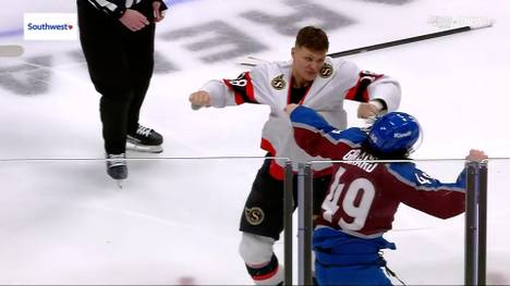 Tim Stützle muss bei der klaren Pleite seiner Ottawa Senators in Colorado offenbar jede Menge Frust abbauen. Der deutsche NHL-Profi schnappt sich einen Gegenspieler und bittet zum Faustkampf.