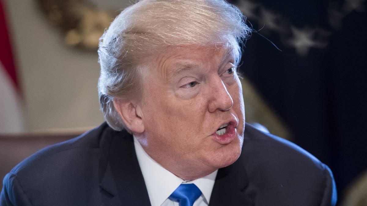 Gefundenes Fressen für Papa LaVar: Er ließ sich nicht zweimal bitten und nahm den mindestens ebenso polarisierenden Präsidenten aufs Korn. Als er auf Trumps Rolle bei der Freilassung seines Sohnes angesprochen wurde, sagte Ball nur lapidar: "Wer?" Trump wütete, LaVar hatte sein Ziel erreicht: Schlagzeilen - denn genau das ist die Medienstrategie der Balls