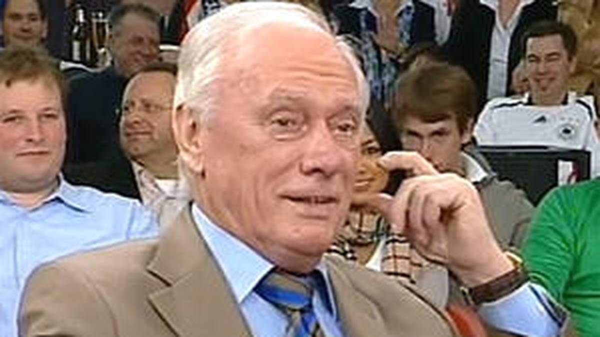 Udo Lattek über das Training des damaligen Bundestrainers Jürgen Klinsmann: "In dieser Phase so zu trainieren, halte ich für ein bisschen Blödsinn, weil die Belastung doch anders geartet ist. Wenn ich früher mit Gerd Müller oder Franz Beckenbauer einen 3.500-Meter-Lauf gemacht hätte, die hätten mich erschlagen und wären auch nicht angekommen."