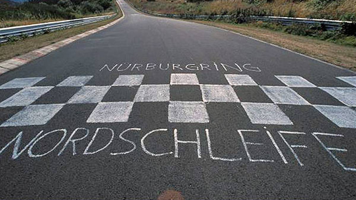 Die Nordschleife wird zum Jahr 1983 umgebaut und auf die heutige Länge von 20,832 Kilometer verkürzt. Insgesamt verunglücken mehr als 140 Menschen tödlich. Mit fünf Toten fordert die Strecke auch die meisten Unglücksfälle von Formel1-1-Fahrern