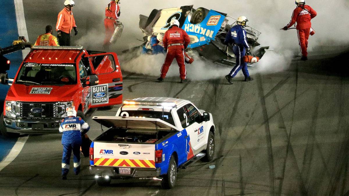Die herbeigeeilten Rettungskräfte müssen den völlig zerstörten Boliden erst einmal wiede rauf die Räder drehen, bevor mit der Bergung von Newman begonnen werden kann