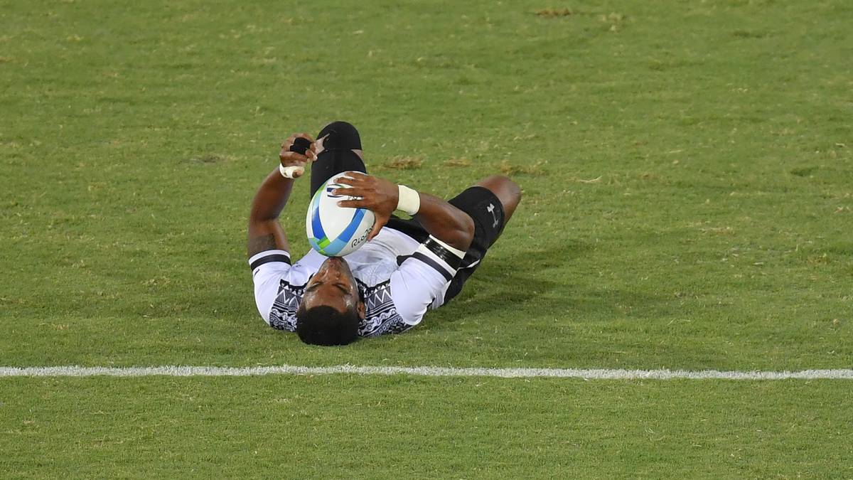 Kein Wunder, dass Vatemo Ravouvou nach dem deutlichen 43:7 im Finale gegen Großbritannien das Ei ganz besonders lieb hat