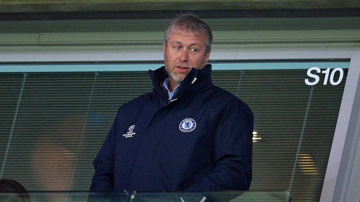 Roman Abramowitsch ist der Besitzer des FC Chelsea. Der superreiche Oligarch aus Russland verfolgt die Partie gespannt aus seiner Loge
