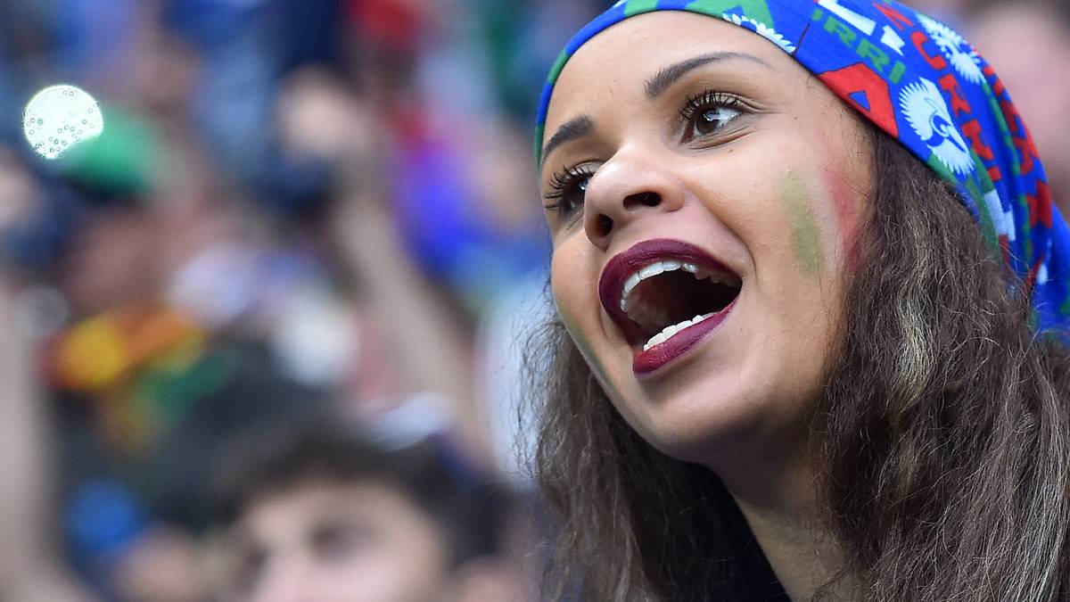 Da hatte dieser Fan schon mehr zu feiern, denn Italien schlug Belgien überraschend mit 2:0