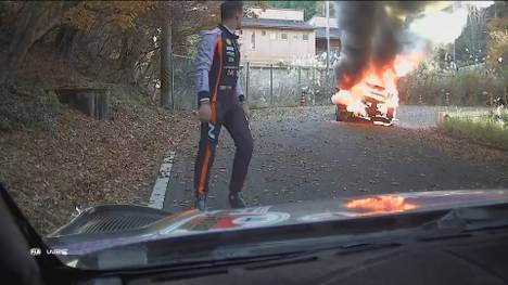 Dani Sordos Hyundai i20 geht bei der Rallye in Japan in Flammen auf. Bei einer Regenschlacht gewinnt Hyundai-Teamkollege Thierry Neuville. Toyota enttäuscht bei der Heim-Rallye.