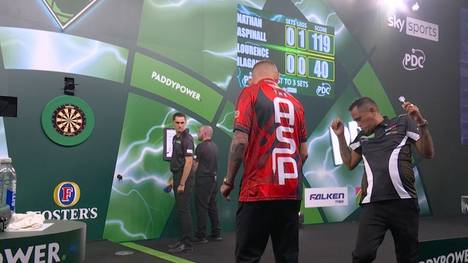 Lourence Ilagan wird im Spiel gegen Nathan Aspinall von der Ally-Pally-Wespe attackiert und flüchtet vor dem Tier.