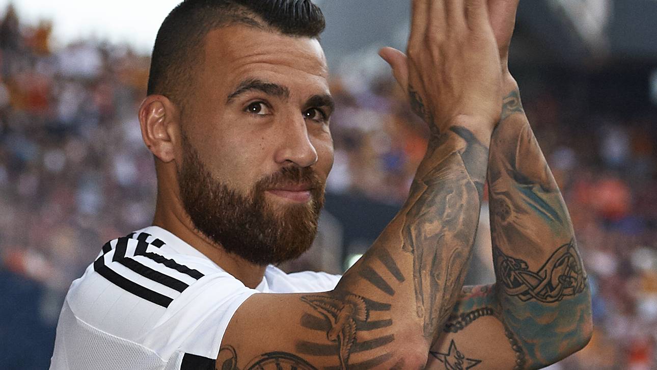 ManCity holt Valencias Otamendi