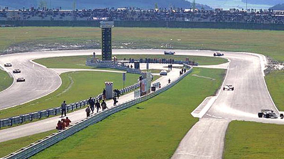 Das erste Rennen auf der neuen Strecke findet im Mai 1984 statt. Beim Schaurennen mit 21 identischen Tourenwagen sind auch die Weltmeister Keke Rosberg und Lauda dabei. Sieger des Rennens wird allerdings der damals noch unbekannte Formel-1-Neuling Ayrton Senna