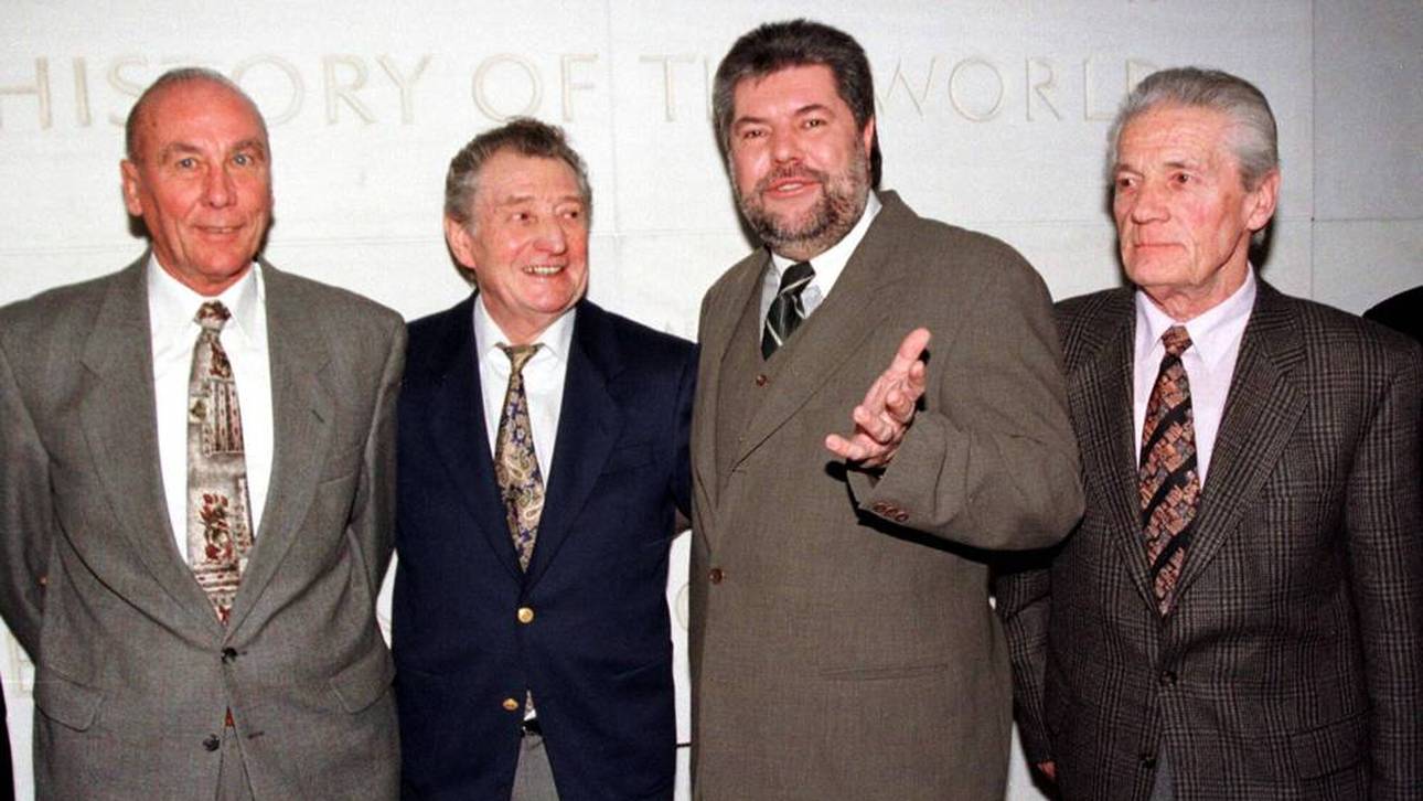 Ottmar (r.) und Fritz Walter (2.v.l.) sowie Horst Eckel bei einem Termin mit Ministerpräsident Kurt Beck 1998